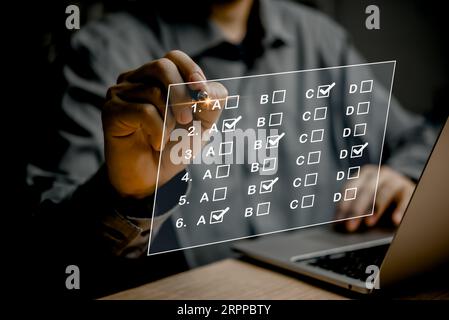 Man wählt den Fragebogen mit Kontrollkästchen, das Umfrageformular online, die Fragen in der Checkliste für die Prüfung des Unternehmens und das Ausfüllen des Umfrageformulars online Stockfoto