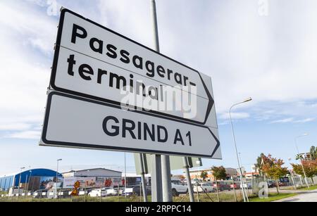 Flughafensymbole, Passagierterminal (auf schwedisch: Passagerarterminal) Örebro Airport, Örebro, Schweden. Stockfoto