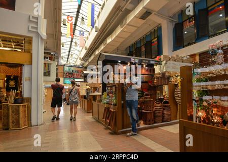 200315 -- KUALA LUMPUR, 15. März 2020 Xinhua -- Ein Ladenbesitzer spielt sein Handy auf einem Markt in Kuala Lumpur, Malaysia, 15. März 2020. Malaysia kündigte am Sonntag 190 neue bestätigte COVID-19-Fälle in seiner bisher größten eintägigen Zunahme an, wodurch die Gesamtzahl der Fälle auf 428 gestiegen ist, sagte das Gesundheitsministerium. Xinhua/Chong Voon Chung MALAYSIA-KUALA LUMPUR-COVID-19-FÄLLE PUBLICATIONxNOTxINxCHN Stockfoto