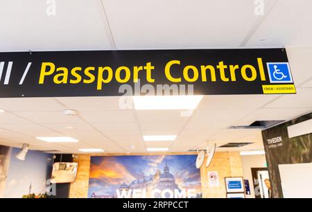 Flughafensymbole, Passkontrollschild, Örebro Flughafen, Örebro, Schweden. Stockfoto