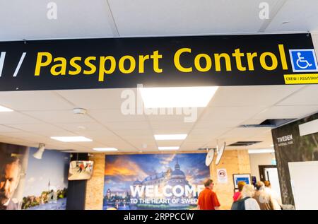 Flughafensymbole, Passkontrollschild, Örebro Flughafen, Örebro, Schweden. Stockfoto