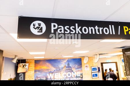 Flughafensymbole, Passkontrollschild, Örebro Flughafen, Örebro, Schweden. Stockfoto