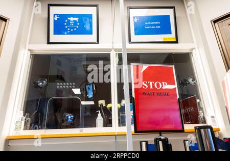 Flughafensymbole, Passkontrollschild, Örebro Flughafen, Örebro, Schweden. Stockfoto