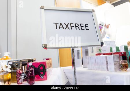 Flughafensymbole, TaxFree Shop, Örebro Flughafen, Örebro, Schweden. Stockfoto