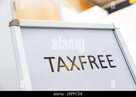 Flughafensymbole, TaxFree Shop, Örebro Flughafen, Örebro, Schweden. Stockfoto