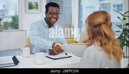 Handshake, Vertrag und Beratung mit Rechtsanwalt und Mandant für Planung, Unterzeichnung oder Deal. Finanzberater, Rechtsdokumente und Vereinbarung mit Black Stockfoto