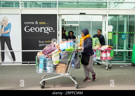 200315 -- LONDON, 15. März 2020 Xinhua -- die Leute kaufen am 15. März 2020 in einem Supermarkt in London, Großbritannien, den täglichen Bedarf. Die Zahl der neuartigen Coronavirus-Todesfälle hat in Großbritannien am Samstag 21 erreicht, da die Zahl der bestätigten Fälle laut den neuesten Zahlen des britischen Gesundheitsministeriums 1.140 betrug. Xinhua BRITAIN-LONDON-COVID-19-SUPERMARKT-LAGERHALTUNG PUBLICATIONxNOTxINxCHN Stockfoto