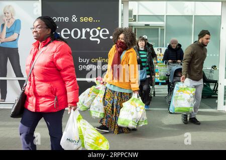 200315 -- LONDON, 15. März 2020 Xinhua -- die Leute kaufen am 15. März 2020 in einem Supermarkt in London, Großbritannien, den täglichen Bedarf. Die Zahl der neuartigen Coronavirus-Todesfälle hat in Großbritannien am Samstag 21 erreicht, da die Zahl der bestätigten Fälle laut den neuesten Zahlen des britischen Gesundheitsministeriums 1.140 betrug. Xinhua BRITAIN-LONDON-COVID-19-SUPERMARKT-LAGERHALTUNG PUBLICATIONxNOTxINxCHN Stockfoto