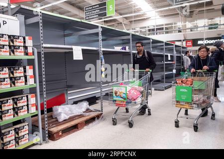 200315 -- LONDON, 15. März 2020 Xinhua -- die Leute kaufen am 15. März 2020 in einem Supermarkt in London, Großbritannien, den täglichen Bedarf. Die Zahl der neuartigen Coronavirus-Todesfälle hat in Großbritannien am Samstag 21 erreicht, da die Zahl der bestätigten Fälle laut den neuesten Zahlen des britischen Gesundheitsministeriums 1.140 betrug. Xinhua BRITAIN-LONDON-COVID-19-SUPERMARKT-LAGERHALTUNG PUBLICATIONxNOTxINxCHN Stockfoto