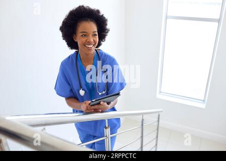 Porträt Von Ärztin Oder Krankenschwester Mit Digital Tablet Überprüfen Von Patientennotizen Auf Treppen Im Krankenhaus Stockfoto