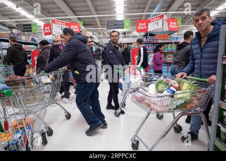 200315 -- LONDON, 15. März 2020 Xinhua -- die Leute kaufen am 15. März 2020 in einem Supermarkt in London, Großbritannien, den täglichen Bedarf. Die Zahl der neuartigen Coronavirus-Todesfälle hat in Großbritannien am Samstag 21 erreicht, da die Zahl der bestätigten Fälle laut den neuesten Zahlen des britischen Gesundheitsministeriums 1.140 betrug. Xinhua BRITAIN-LONDON-COVID-19-SUPERMARKT-LAGERHALTUNG PUBLICATIONxNOTxINxCHN Stockfoto