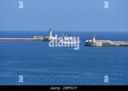 200316 -- VALLETTA, 16. März 2020 -- das Patrouillenboot der Streitkräfte Maltas AFM, das Migranten transportiert, erreicht am 15. März 2020 den Grand Harbor in Valletta, Malta. AFM hat eine Gruppe von 112 Migranten gerettet, die in Not waren, als ihr Schlauchboot anfing, Wasser aufzunehmen, sagte eine Sprecherin von AFM Xinhua am Sonntag. Foto von /Xinhua MALTA-MIGRANTINNEN-AUSSCHIFFUNG JonathanxBorg PUBLICATIONxNOTxINxCHN Stockfoto