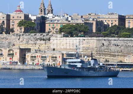 200316 -- VALLETTA, 16. März 2020 -- das Patrouillenboot der Streitkräfte Maltas AFM, das Migranten transportiert, erreicht am 15. März 2020 den Grand Harbor in Valletta, Malta. AFM hat eine Gruppe von 112 Migranten gerettet, die in Not waren, als ihr Schlauchboot anfing, Wasser aufzunehmen, sagte eine Sprecherin von AFM Xinhua am Sonntag. Foto von /Xinhua MALTA-MIGRANTINNEN-AUSSCHIFFUNG JonathanxBorg PUBLICATIONxNOTxINxCHN Stockfoto