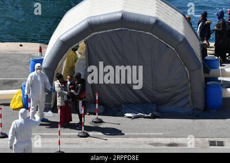 200316 -- VALLETTA, 16. März 2020 -- Migranten stehen am 15. März 2020 vor einem Inspektionszelt in der Boiler Wharf in Senglea, Malta. AFM hat eine Gruppe von 112 Migranten gerettet, die in Not waren, als ihr Schlauchboot anfing, Wasser aufzunehmen, sagte eine Sprecherin von AFM Xinhua am Sonntag. Foto von /Xinhua MALTA-MIGRANTINNEN-AUSSCHIFFUNG JonathanxBorg PUBLICATIONxNOTxINxCHN Stockfoto