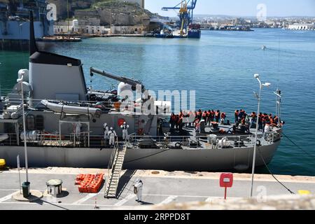 200316 -- VALLETTA, 16. März 2020 -- Migrantinnen und Migranten bereiten sich am 15. März 2020 auf das Patrouillenboot der Streitkräfte Maltas AFM in der Boiler Wharf in Senglea, Malta, vor. AFM hat eine Gruppe von 112 Migranten gerettet, die in Not waren, als ihr Schlauchboot anfing, Wasser aufzunehmen, sagte eine Sprecherin von AFM Xinhua am Sonntag. Foto von /Xinhua MALTA-MIGRANTINNEN-AUSSCHIFFUNG JonathanxBorg PUBLICATIONxNOTxINxCHN Stockfoto