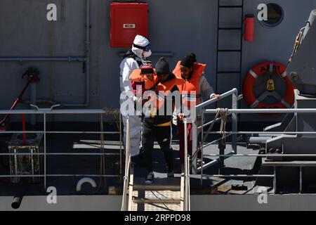 200316 -- VALLETTA, 16. März 2020 -- Migranten steigen am 15. März 2020 aus dem Patrouillenboot der Streitkräfte Maltas AFM in der Boiler Wharf in Senglea, Malta, aus. AFM hat eine Gruppe von 112 Migranten gerettet, die in Not waren, als ihr Schlauchboot anfing, Wasser aufzunehmen, sagte eine Sprecherin von AFM Xinhua am Sonntag. Foto von /Xinhua MALTA-MIGRANTINNEN-AUSSCHIFFUNG JonathanxBorg PUBLICATIONxNOTxINxCHN Stockfoto