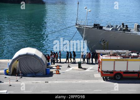 200316 -- VALLETTA, 16. März 2020 -- die Migranten stehen am 15. März 2020 an der Boiler Wharf in Senglea, Malta, an, um ein Inspektionszelt zu betreten. AFM hat eine Gruppe von 112 Migranten gerettet, die in Not waren, als ihr Schlauchboot anfing, Wasser aufzunehmen, sagte eine Sprecherin von AFM Xinhua am Sonntag. Foto von /Xinhua MALTA-MIGRANTINNEN-AUSSCHIFFUNG JonathanxBorg PUBLICATIONxNOTxINxCHN Stockfoto