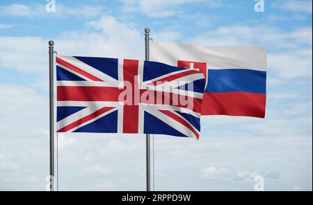 Slowakische Republik oder Slowakei und Vereinigtes Königreich, Vereinigtes Königreich, britische Flagge, die am blauen Himmel im Wind zusammenwinkt, zwei Länderkooperationskonzept Stockfoto