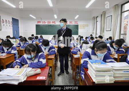 200316 -- GUIYANG, 16. März 2020 -- die Senior High Third-Graders Studie an der No. 6 Middle School in Guiyang, Südwestchinas Provinz Guizhou, 16. März 2020. Am Montag kehrten die Oberstufenschüler zum Studium in die Provinz Guizhou zurück. CHINA-GUIZHOU-STUDENTEN-KLASSE WIEDERAUFNAHME CN OUXDONGQU PUBLICATIONXNOTXINXCHN Stockfoto