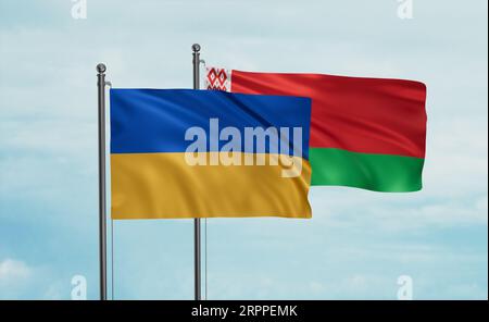 Weißrussland und die ukrainische Flagge winken im Wind am blauen Himmel zusammen, zwei Länder Kooperationskonzept Stockfoto