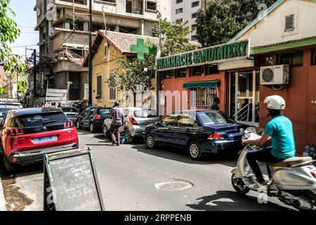 200316 -- DAKAR, 16. März 2020 Xinhua -- Foto aufgenommen am 16. März 2020, zeigt eine Apotheke im zentralen Bezirk von Dakar, Senegal. Die Menschen können immer noch Masken in örtlichen Apotheken kaufen. Senegal, das am zweithäufigsten betroffene Land in Subsahara-Afrika, hat 26 COVID-19-Fälle gemeldet, von denen zwei für geheilt erklärt und aus dem Krankenhaus entlassen werden. Der senegalesische Präsident Macky Sall kündigte am 14. März an, alle öffentlichen Veranstaltungen auf senegalesischem Hoheitsgebiet für einen Zeitraum von 30 Tagen zu verbieten, um COVID-19 im westafrikanischen Land zu bekämpfen. Auch Schulen, von der Grundschule bis zu den Universitäten, werden geschlossen Stockfoto