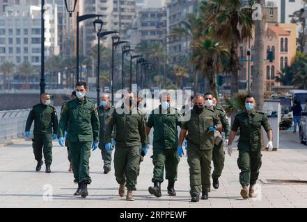 News Bilder des Tages 200316 -- BEIRUT, 16. März 2020 -- Polizei auf der Straße in Beirut, Libanon, 16. März 2020. Die Zahl der COVID-19-Fälle im Libanon sei am Montag auf 109 gestiegen, berichtete die nationale Nachrichtenagentur. Der libanesische Premierminister Hassan Diab kündigte am Sonntag eine allgemeine Mobilisierung bis März 29 an, um die Ausbreitung des Virus einzudämmen. Foto von Bilal Jawich/Xinhua LEBANON-BEIRUT-COVID-19 LixLiangyong PUBLICATIONxNOTxINxCHN Stockfoto