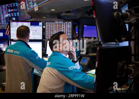 200316 -- NEW YORK, 16. März 2020 -- Händler arbeiten an der New York Stock Exchange in New York, USA, 16. März 2020. Die US-Aktien brachen am Montag ein, als der Dow um 3.000 Punkte schloss, da die neuen Konjunkturmaßnahmen der Federal Reserve die Märkte nicht beruhigen konnten, während sich die Virusängste verschärften. Der Dow Jones Industrial Average erreichte 2.997,10 Punkte oder 12,93 Prozent auf 20.188.52. Die S&P 500 fiel um 324,89 Punkte oder 11,98 Prozent auf 2.386,13. Der Nasdaq Composite Index lag um 970,28 Punkte oder 12,32 Prozent auf 6.904,59 Punkte zurück. Foto von /Xinhua U.S.-NEW YORK-STOCKS-PLUNGE Micha Stockfoto