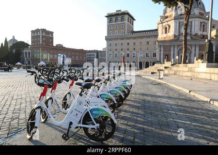 200317 -- ROM, 17. März 2020 -- Sharing Bikes sitzen auf der Piazza Venezia in Rom, Italien, 16. März 2020. Die Gesamtzahl der bestätigten Fälle in Italien stieg am Montag auf 27.980 von 24.747 am Vortag. ITALIEN-ROM-COVID-19-LOCKDOWN ChengxTingting PUBLICATIONxNOTxINxCHN Stockfoto