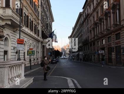 200317 -- ROM, 17. März 2020 -- am 16. März 2020 wird in Rom, Italien, Eine Frau mit einer Gesichtsmaske gesehen. Die Gesamtzahl der bestätigten Fälle in Italien stieg am Montag auf 27.980 von 24.747 am Vortag. ITALIEN-ROM-COVID-19-LOCKDOWN ChengxTingting PUBLICATIONxNOTxINxCHN Stockfoto