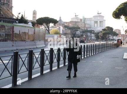 200317 -- ROM, 17. März 2020 -- am 16. März 2020 wird in Rom, Italien, Eine Frau mit einer Gesichtsmaske gesehen. Die Gesamtzahl der bestätigten Fälle in Italien stieg am Montag auf 27.980 von 24.747 am Vortag. ITALIEN-ROM-COVID-19-LOCKDOWN ChengxTingting PUBLICATIONxNOTxINxCHN Stockfoto