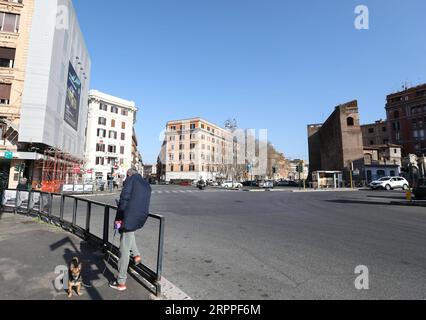 200317 -- ROM, 17. März 2020 -- Ein Mann geht mit seinem Hund auf die leere Piazza Fiume in Rom, Italien, 16. März 2020. Die Gesamtzahl der bestätigten Fälle in Italien stieg am Montag auf 27.980 von 24.747 am Vortag. ITALIEN-ROM-COVID-19-LOCKDOWN ChengxTingting PUBLICATIONxNOTxINxCHN Stockfoto