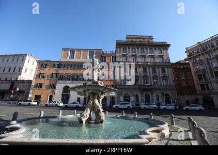 200317 -- ROM, 17. März 2020 -- Taxifahrer warten an einer Taxihaltestelle auf der Piazza Barberini in Rom, Italien, 16. März 2020. Die Gesamtzahl der bestätigten Fälle in Italien stieg am Montag auf 27.980 von 24.747 am Vortag. ITALIEN-ROM-COVID-19-LOCKDOWN ChengxTingting PUBLICATIONxNOTxINxCHN Stockfoto