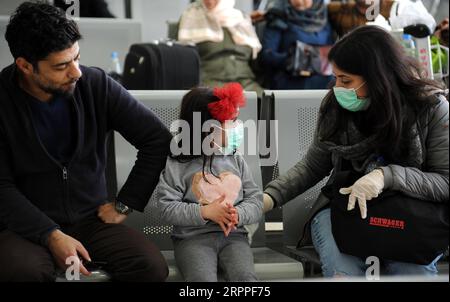 200317 -- DAMASKUS, 17. März 2020 -- syrische Passagiere werden am 16. März 2020 auf dem internationalen Flughafen Damaskus in Syrien mit Masken gesehen. Foto von /Xinhua SYRIA-DAMASCUS-CORONAVIRUS-VORSORGEMASSNAHMEN AmmarxSafarjalani PUBLICATIONxNOTxINxCHN Stockfoto