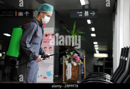 200317 -- DAMASKUS, 17. März 2020 -- Ein syrischer Arbeiter besprüht am 16. März 2020 im Rahmen der Maßnahmen gegen das neuartige Coronavirus auf Stühle im internationalen Flughafen Damaskus, Syrien. Foto von /Xinhua SYRIA-DAMASCUS-CORONAVIRUS-VORSORGEMASSNAHMEN AmmarxSafarjalani PUBLICATIONxNOTxINxCHN Stockfoto