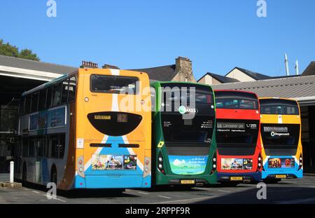 Vier Stagecoach-Doppeldeckerbusse in drei verschiedenen Lackierungen warten am 5. September 2023 auf ihren Start vom Busbahnhof Lancaster. Stockfoto