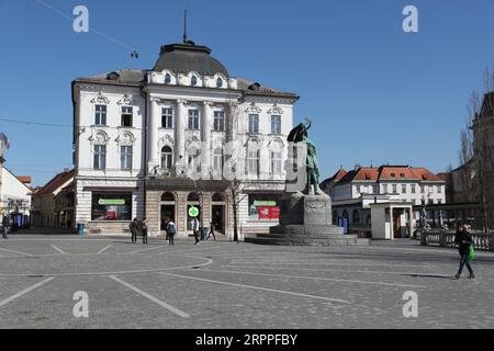 200317 -- LJUBLJANA, 17. März 2020 -- Einige Fußgänger sind auf dem Preseren-Platz in Ljubljana, der Hauptstadt Sloweniens, am 16. März 2020 zu sehen. Die Zahl der bestätigten COVID-19-Fälle in Slowenien stieg nach Angaben der Regierung vom Montag auf 253. Die Regierung beschloss, den öffentlichen Personennahverkehr ab Sonntagnachmittag auszusetzen und die bisherige Verordnung über die Schließung aller Bildungseinrichtungen auf unbestimmte Zeit zu verlängern. SLOWENIEN-LJUBLJANA-COVID-19 PengxLijun PUBLICATIONxNOTxINxCHN Stockfoto