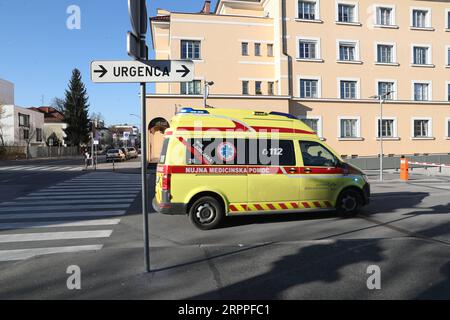 200317 -- LJUBLJANA, 17. März 2020 -- ein Krankenwagen fährt in das medizinische Zentrum der Universität Ljubljana, dem Hauptkrankenhaus für die Behandlung von COVID-19-Patienten, in Ljubljana, der Hauptstadt Sloweniens, 16. März 2020. Die Zahl der bestätigten COVID-19-Fälle in Slowenien stieg nach Angaben der Regierung vom Montag auf 253. Die Regierung beschloss, den öffentlichen Personennahverkehr ab Sonntagnachmittag auszusetzen und die bisherige Verordnung über die Schließung aller Bildungseinrichtungen auf unbestimmte Zeit zu verlängern. SLOWENIEN-LJUBLJANA-COVID-19 PengxLijun PUBLICATIONxNOTxINxCHN Stockfoto