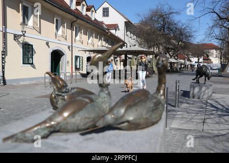 200317 -- LJUBLJANA, 17. März 2020 -- Fußgänger gehen entlang einer Straße in Ljubljana, Hauptstadt Sloweniens, 16. März 2020. Die Zahl der bestätigten COVID-19-Fälle in Slowenien stieg nach Angaben der Regierung vom Montag auf 253. Die Regierung beschloss, den öffentlichen Personennahverkehr ab Sonntagnachmittag auszusetzen und die bisherige Verordnung über die Schließung aller Bildungseinrichtungen auf unbestimmte Zeit zu verlängern. SLOWENIEN-LJUBLJANA-COVID-19 PengxLijun PUBLICATIONxNOTxINxCHN Stockfoto