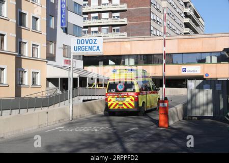 200317 -- LJUBLJANA, 17. März 2020 -- ein Krankenwagen fährt in das medizinische Zentrum der Universität Ljubljana, dem Hauptkrankenhaus für die Behandlung von COVID-19-Patienten, in Ljubljana, der Hauptstadt Sloweniens, 16. März 2020. Die Zahl der bestätigten COVID-19-Fälle in Slowenien stieg nach Angaben der Regierung vom Montag auf 253. Die Regierung beschloss, den öffentlichen Personennahverkehr ab Sonntagnachmittag auszusetzen und die bisherige Verordnung über die Schließung aller Bildungseinrichtungen auf unbestimmte Zeit zu verlängern. SLOWENIEN-LJUBLJANA-COVID-19 PengxLijun PUBLICATIONxNOTxINxCHN Stockfoto