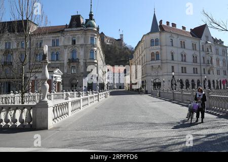 200317 -- LJUBLJANA, 17. März 2020 -- Eine Frau wird auf der Dreifachbrücke in Ljubljana, der Hauptstadt Sloweniens, am 16. März 2020 gesehen. Die Zahl der bestätigten COVID-19-Fälle in Slowenien stieg nach Angaben der Regierung vom Montag auf 253. Die Regierung beschloss, den öffentlichen Personennahverkehr ab Sonntagnachmittag auszusetzen und die bisherige Verordnung über die Schließung aller Bildungseinrichtungen auf unbestimmte Zeit zu verlängern. SLOWENIEN-LJUBLJANA-COVID-19 PengxLijun PUBLICATIONxNOTxINxCHN Stockfoto