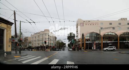 200317 -- SAN FRANCISCO, 17. März 2020 -- nur wenige Fußgänger sind in der Innenstadt von San Francisco, USA, 16. März 2020 zu sehen. Sechs Grafschaften in der Bay Area im Norden Kaliforniens, einschließlich San Francisco, gaben am Montag eine öffentliche Gesundheitsordnung bekannt, die die Bewohner auffordert, zu Hause zu bleiben, außer für wesentliche Aktivitäten. Foto von /Xinhua U.S.-SAN FRANCISCO-COUNTIES-UNNECESSARY OUTDOOR ACTIVITIES-BAN LiuxYilin PUBLICATIONxNOTxINxCHN Stockfoto