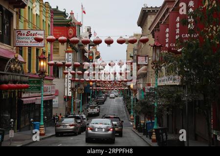 200317 -- SAN FRANCISCO, 17. März 2020 -- in der China Town of San Francisco, USA, 16. März 2020, sind nur wenige Fußgänger zu sehen. Sechs Grafschaften in der Bay Area im Norden Kaliforniens, einschließlich San Francisco, gaben am Montag eine öffentliche Gesundheitsordnung bekannt, die die Bewohner auffordert, zu Hause zu bleiben, außer für wesentliche Aktivitäten. Foto von /Xinhua U.S.-SAN FRANCISCO-COUNTIES-UNNECESSARY OUTDOOR ACTIVITIES-BAN LiuxYilin PUBLICATIONxNOTxINxCHN Stockfoto