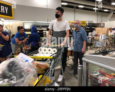 200317 -- AUCKLAND, 17. März 2020 Xinhua -- das Foto zeigt Menschen, die in einem Supermarkt in Auckland, Neuseeland einkaufen, aufgenommen am 28. Februar 2020, dem Tag, an dem der erste Fall von COVID-19 in Neuseeland bestätigt wurde. Die neuseeländische Regierung hat am Dienstag den wichtigsten Wirtschaftsplan für Friedenszeiten in der neuseeländischen Geschichte gestartet, um die Auswirkungen der COVID-19-Pandemie abzufedern, um Arbeitsplätze in Kiwis und die Binnenwirtschaft durch das Virus zu unterstützen. Foto von Li Qiaoqiao/Xinhua NEW ZEALAND-ECONOMIC STIMULUS PACKAGE-COVID-19 PUBLICATIONxNOTxINxCHN Stockfoto