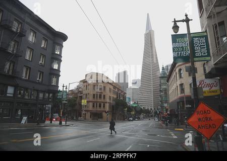 200317 -- SAN FRANCISCO, 17. März 2020 -- Eine Frau überquert eine Straße in San Francisco, USA, 16. März 2020. Sechs Grafschaften in der Bay Area im Norden Kaliforniens, einschließlich San Francisco, gaben am Montag eine öffentliche Gesundheitsordnung bekannt, die die Bewohner auffordert, zu Hause zu bleiben, außer für wesentliche Aktivitäten. Foto von /Xinhua U.S.-SAN FRANCISCO-COUNTIES-UNNECESSARY OUTDOOR ACTIVITIES-BAN LiuxYilin PUBLICATIONxNOTxINxCHN Stockfoto