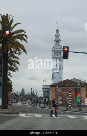 200317 -- SAN FRANCISCO, 17. März 2020 -- Ein Mann überquert eine Straße in San Francisco, USA, 16. März 2020. Sechs Grafschaften in der Bay Area im Norden Kaliforniens, einschließlich San Francisco, gaben am Montag eine öffentliche Gesundheitsordnung bekannt, die die Bewohner auffordert, zu Hause zu bleiben, außer für wesentliche Aktivitäten. Foto von /Xinhua U.S.-SAN FRANCISCO-COUNTIES-UNNECESSARY OUTDOOR ACTIVITIES-BAN LiuxYilin PUBLICATIONxNOTxINxCHN Stockfoto