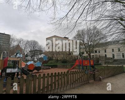 200317 -- BRÜSSEL, 17. März 2020 -- Foto aufgenommen am 16. März 2020 zeigt einen geschlossenen Spielplatz in Brüssel, Belgien. In Belgien wurden 1.000 Coronavirus-Infektionen mit fünf Todesfällen und einer Genesung verzeichnet. BELGIEN-BRÜSSEL-COVID-19 GaoxLi PUBLICATIONxNOTxINxCHN Stockfoto