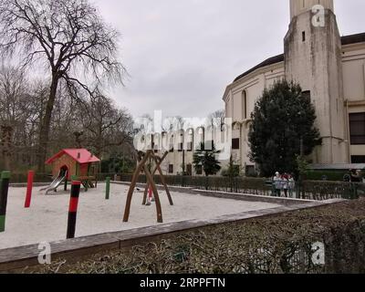 200317 -- BRÜSSEL, 17. März 2020 -- Foto aufgenommen am 16. März 2020 zeigt einen geschlossenen Spielplatz in Brüssel, Belgien. In Belgien wurden 1.000 Coronavirus-Infektionen mit fünf Todesfällen und einer Genesung verzeichnet. BELGIEN-BRÜSSEL-COVID-19 GaoxLi PUBLICATIONxNOTxINxCHN Stockfoto