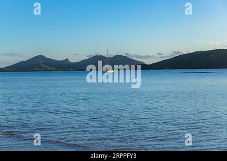 Nacula, Fidschi: 26. Mai 2023: Boote in der atemberaubenden blauen Lagune Strand auf der Yasawa Insel in Fidschi im Südpazifik Stockfoto