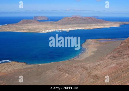 La Graciosa Island von Los Riscos de Famara (Lanzarote Island) aus gesehen. Am Fuße der Montaña Clara und der Alegranza Inseln. Provinz Las Palmas, Kanarische Inseln Stockfoto