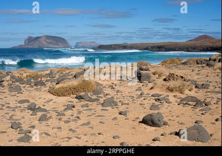 Montaña Clara (links) und Alegranza Inseln vom Strand Baja del Coral aus gesehen, La Graciosa Insel. Las Palmas, Kanarische Inseln, Spanien. Stockfoto